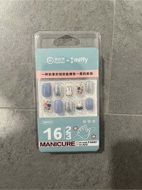 NWT Haidilao x Miffy Press-On Floral Glitter Fake Nails in Blue/Silver/White